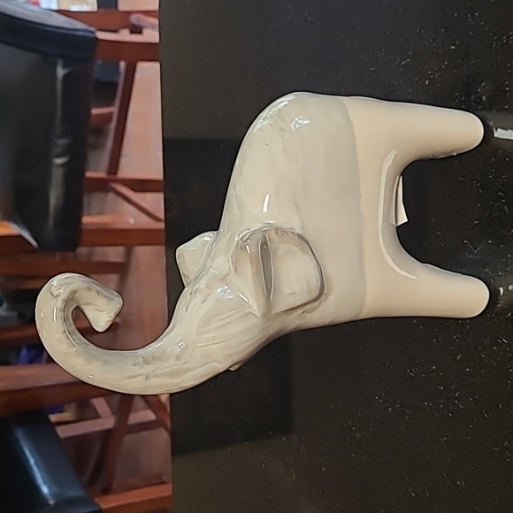 🐘 Ceramic Two-Tone Elephant - Picture 1 of 6